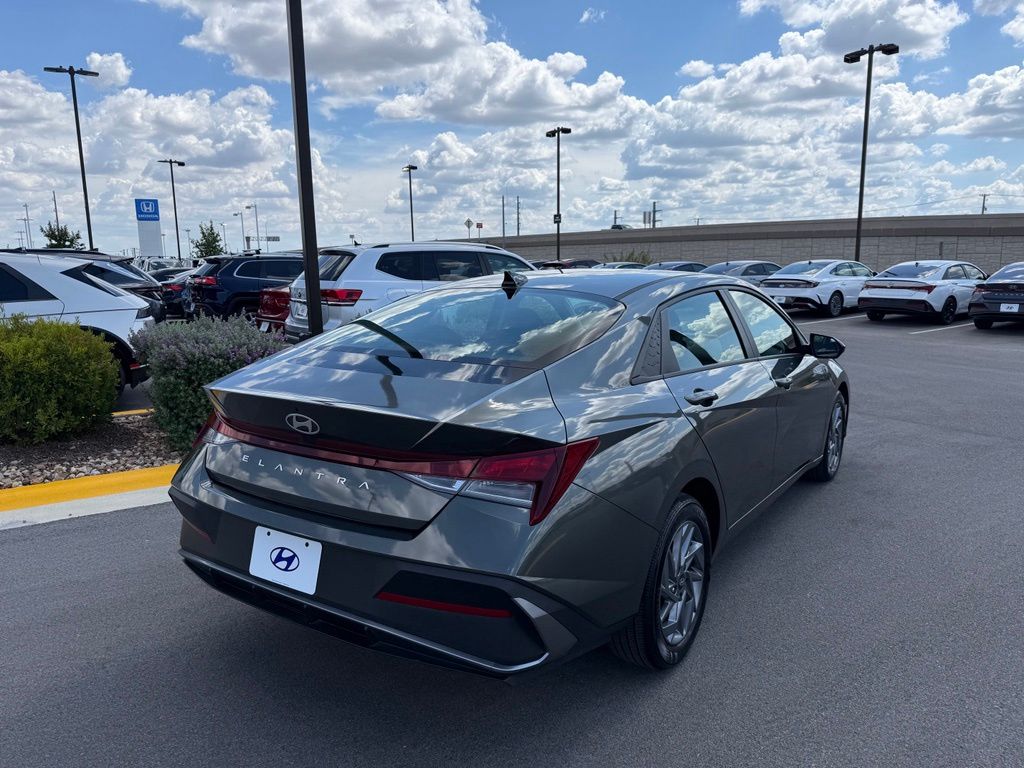 Thumbnail: 2024 Hyundai Elantra - 3