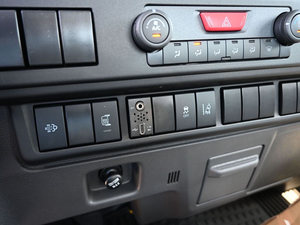 2025 Isuzu NRR 