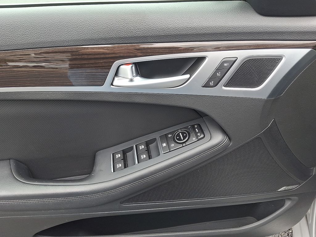 Thumbnail: 2017 Genesis G80 - 12