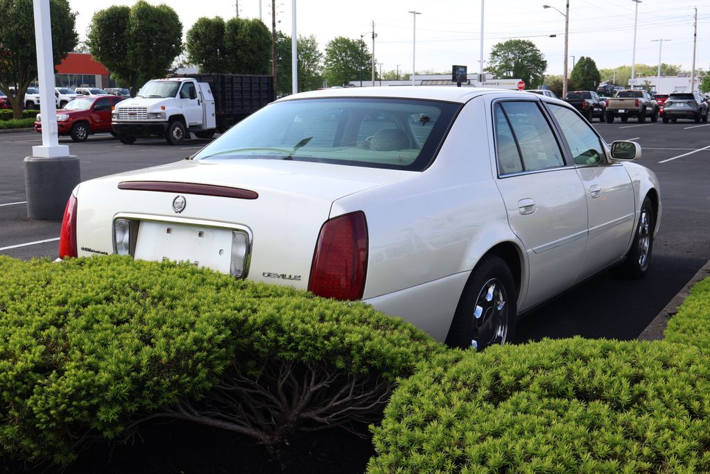 2001 Cadillac DeVille Base 11