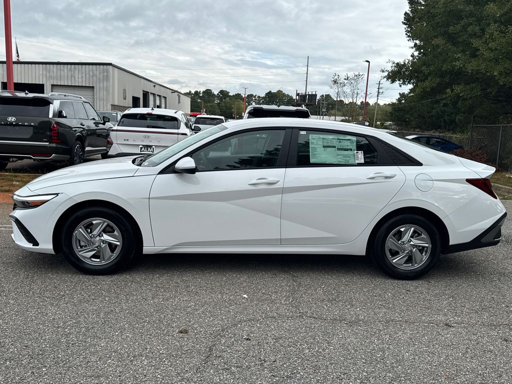 2025 Hyundai Elantra SE photo 2