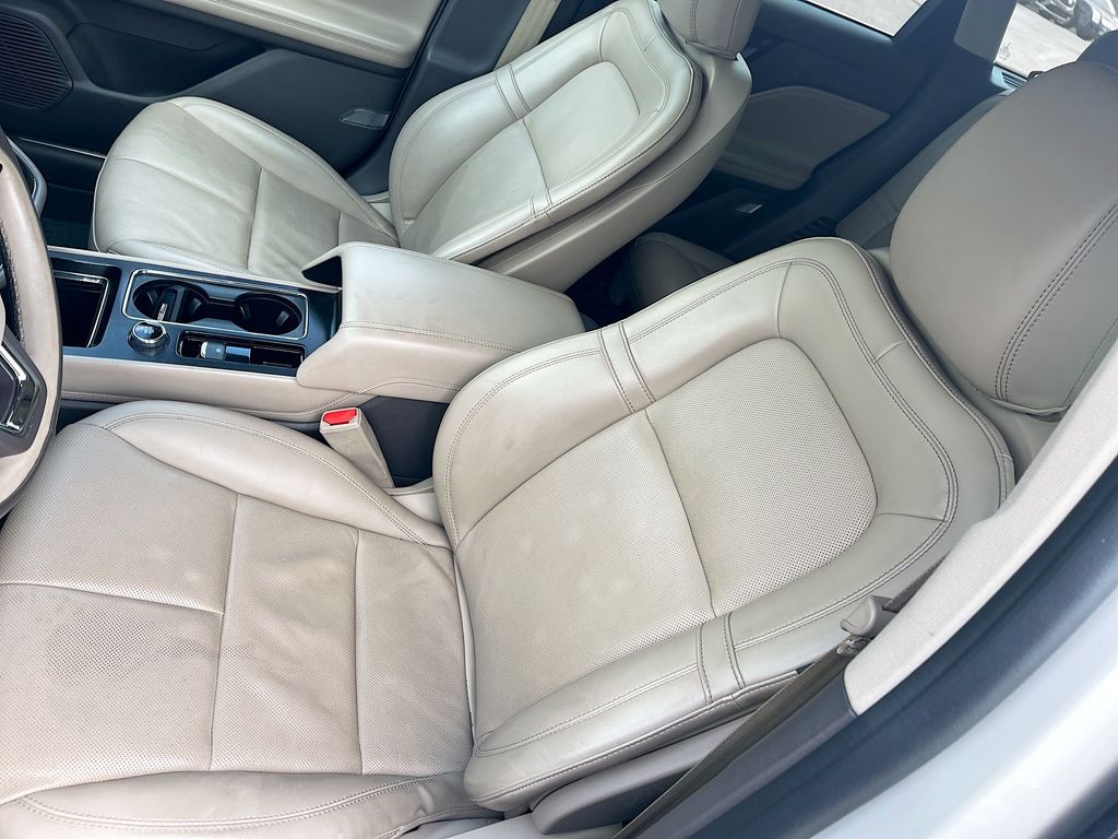 Used 2022 White Lincoln Standard image 19