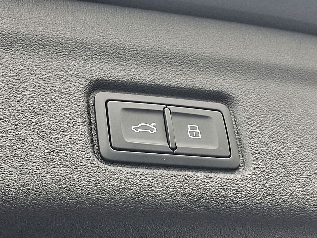 Thumbnail: 2025 Audi Q6 e-tron - 27