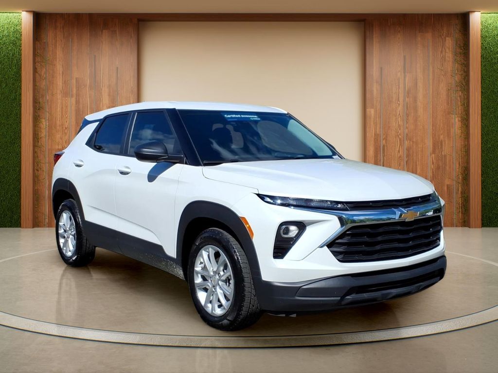 White (Iridescent Pearl Tricoat) 2024 Chevrolet Trailblazer LS FWD SUV / Crossover Front-Wheel Drive Continuously Variable Transmission