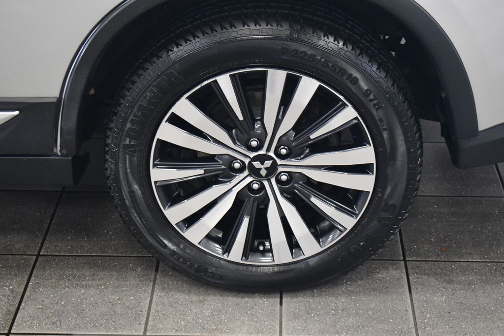 Thumbnail: 2019 Mitsubishi Outlander - 13