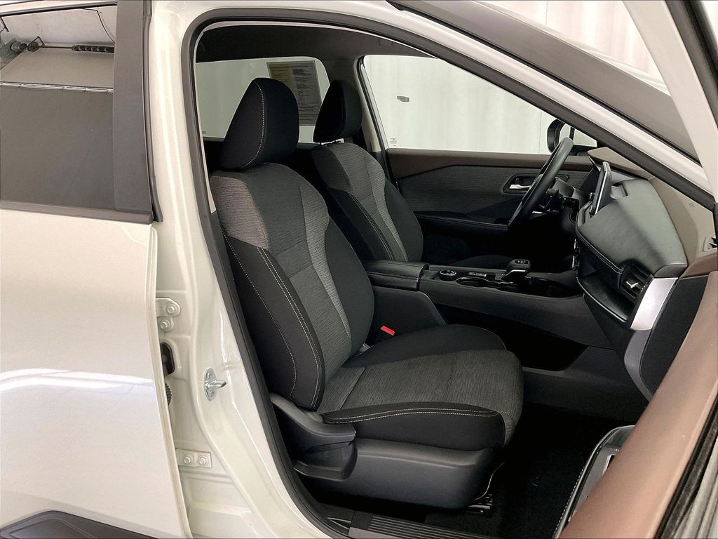 2023 Nissan Rogue — photo 11