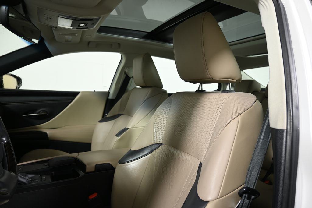 Thumbnail: 2020 Lexus ES - 4