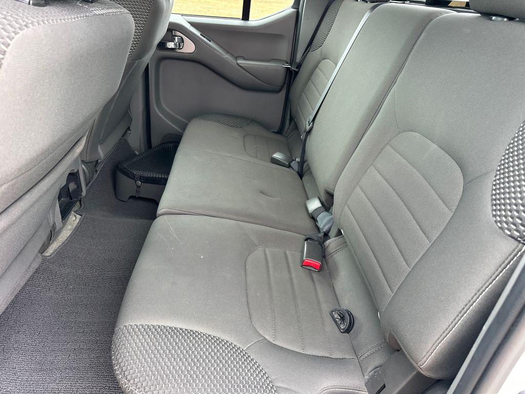 Used 2015 White Nissan Desert Runner image 20