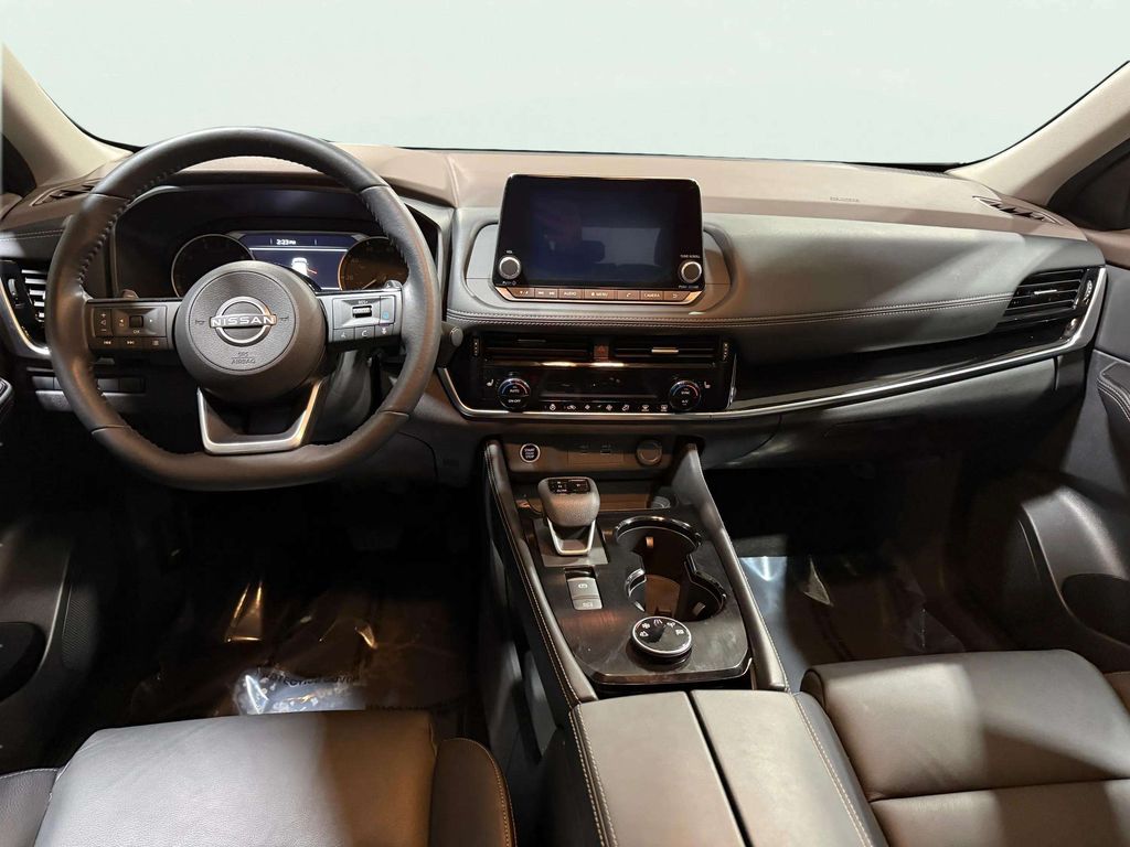 Certified Used 2023 Pearl White Tricoat/Super Black Nissan SL image 9