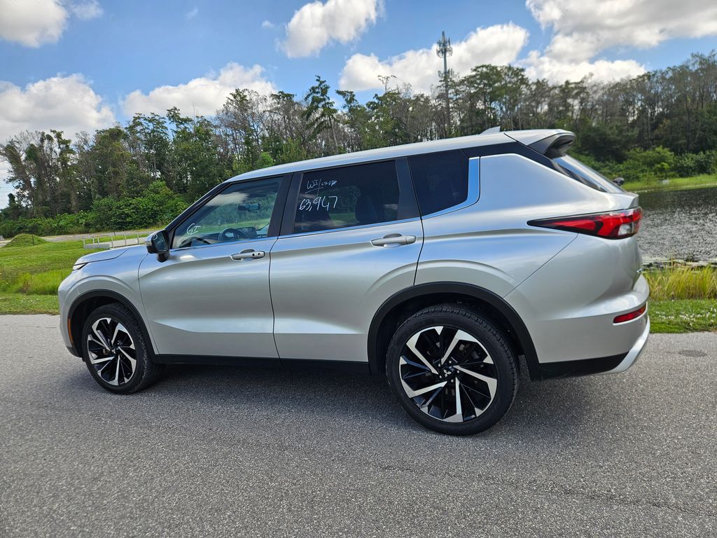 Thumbnail: 2023 Mitsubishi Outlander - 3