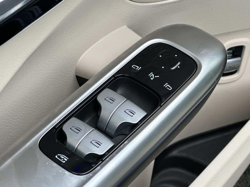 Thumbnail: 2025 Mercedes-Benz C-Class - 32