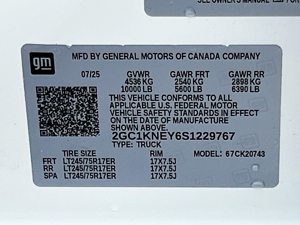 Used 2025 White Chevrolet LT image 32