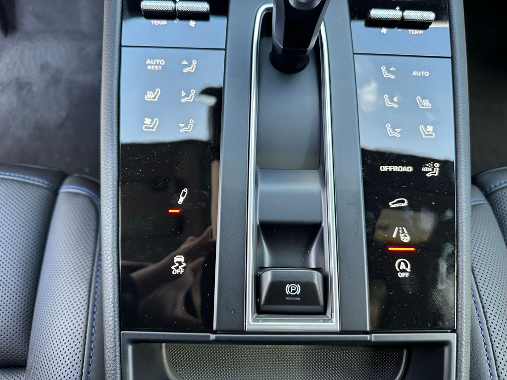 Thumbnail: 2026 Porsche Macan - 27