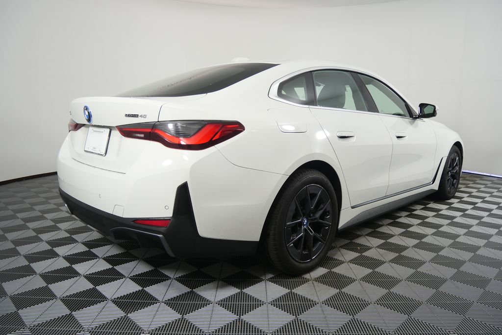 Thumbnail: 2022 BMW i4 - 3