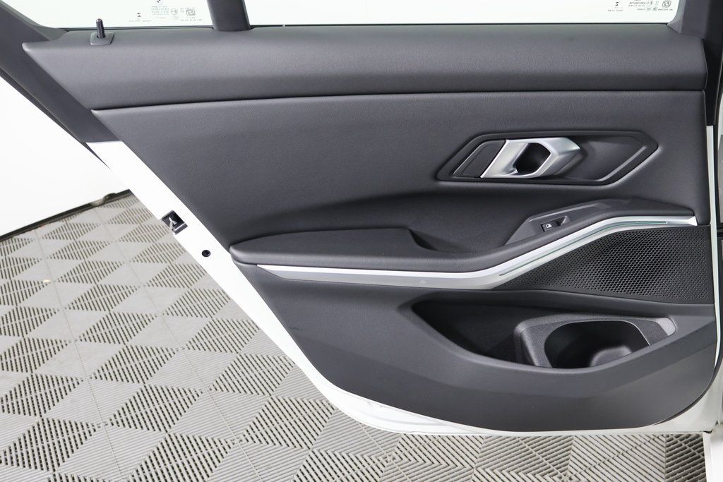 Thumbnail: 2025 BMW 3 Series - 13