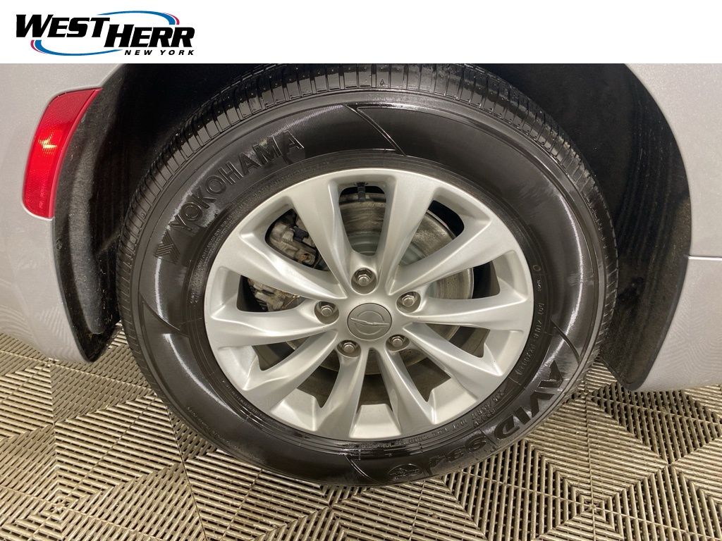 Used 2018 Silver Chrysler Touring L image 29