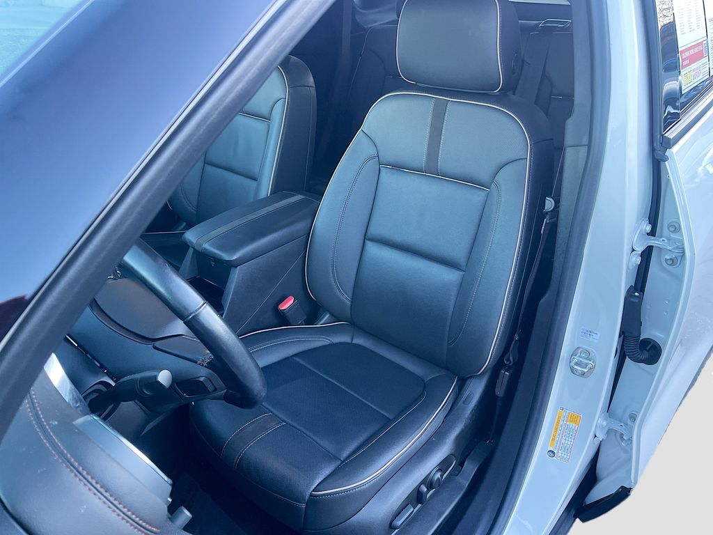 Used 2022 Iridescent Pearl Tricoat Chevrolet Premier image 20