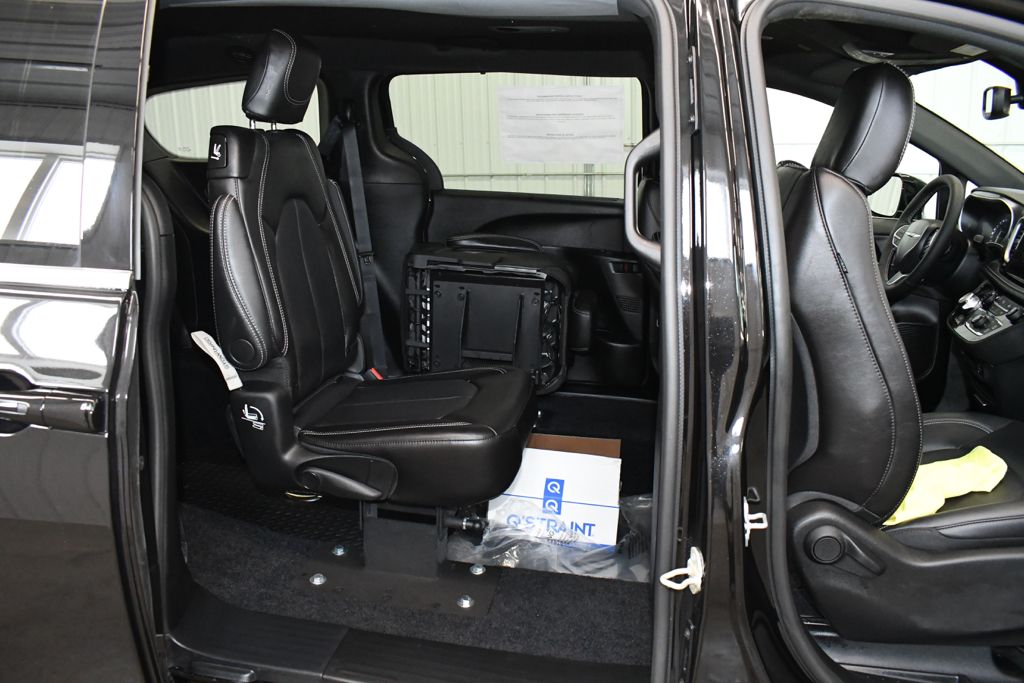 Used 2026 Black Chrysler Select image 27