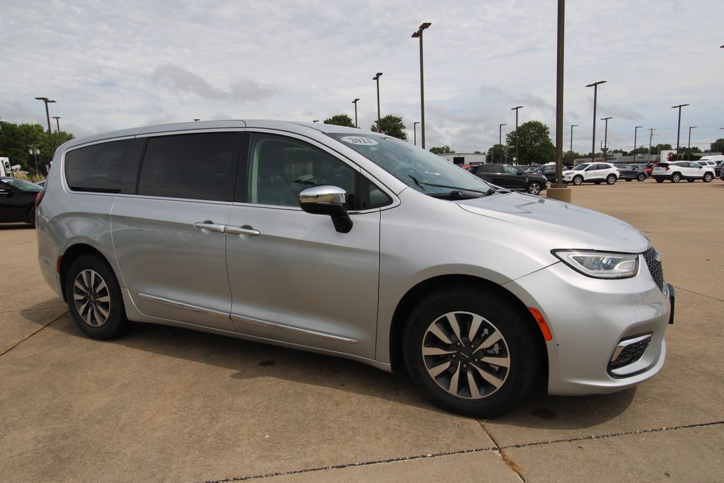 Used 2023 Chrysler Pacifica Hybrid Van