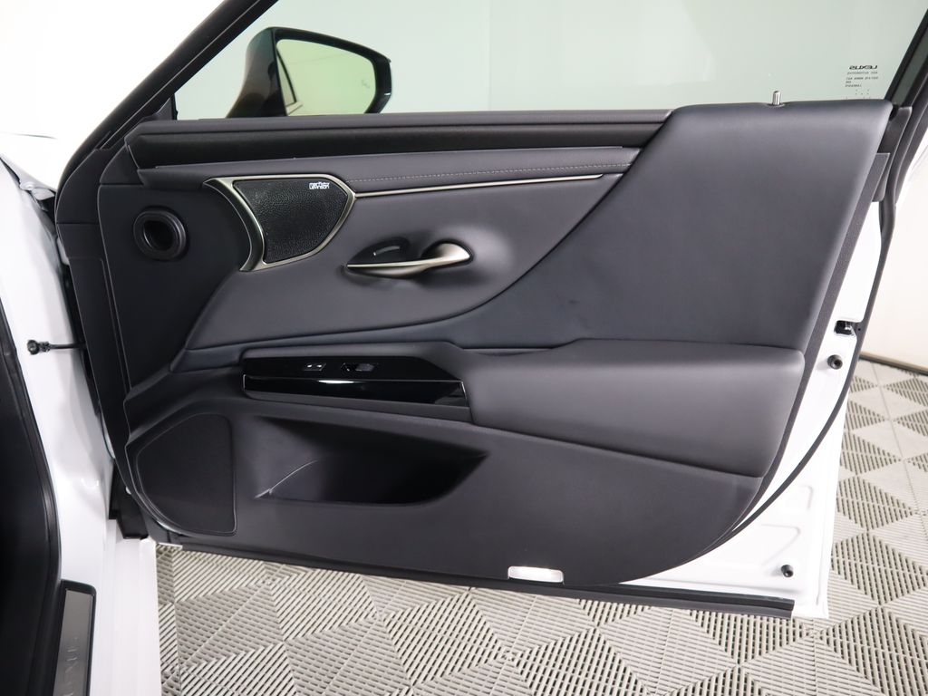 Used 2025 White Lexus 300h Luxury image 26