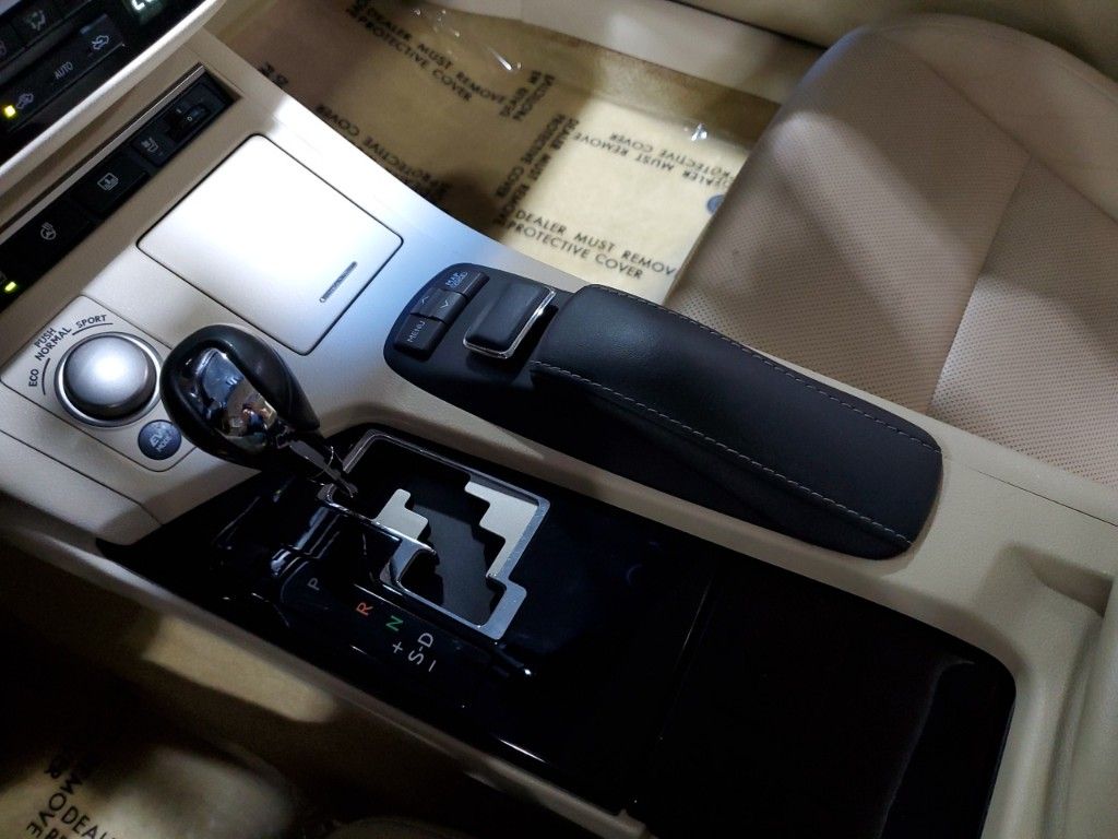 2013 Lexus ES 300h 30