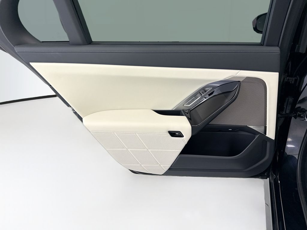 Thumbnail: 2023 BMW i7 - 25