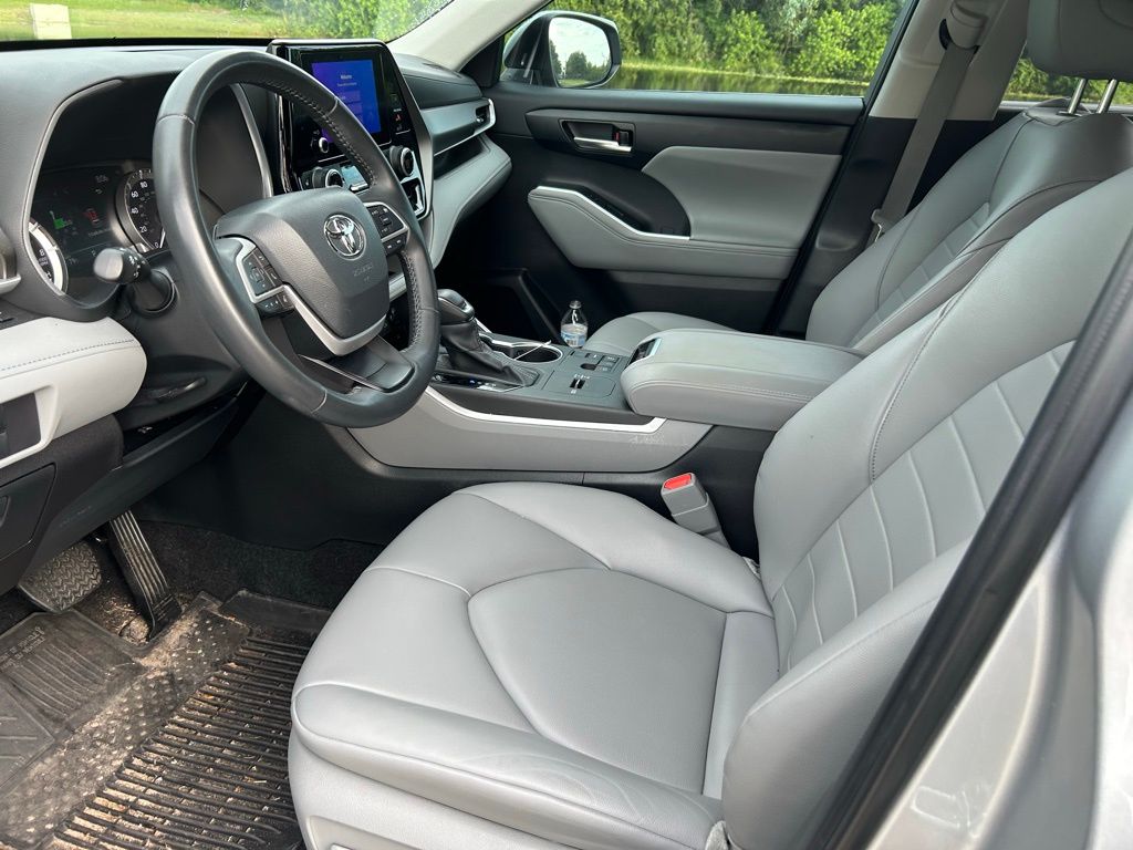 Thumbnail: 2023 Toyota Highlander - 14