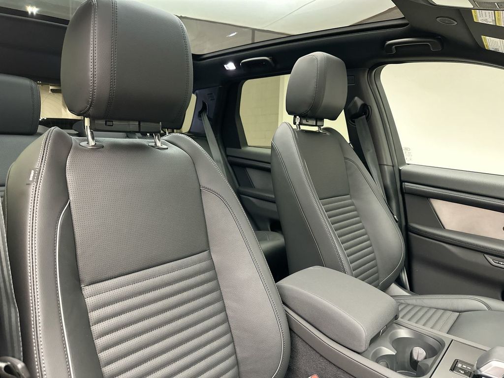 Thumbnail: 2025 Land Rover Discovery Sport - 4
