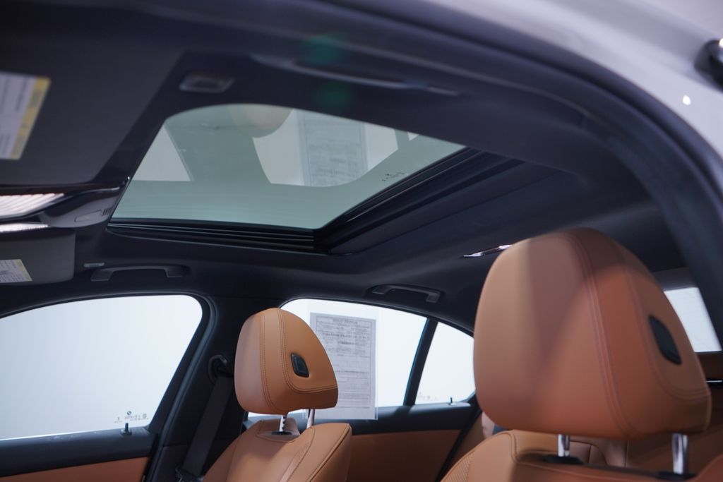 Thumbnail: 2025 BMW 3 Series - 8