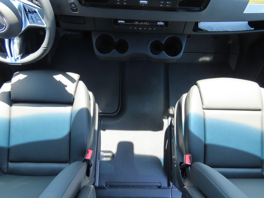 Thumbnail: 2025 Mercedes-Benz Sprinter - 18