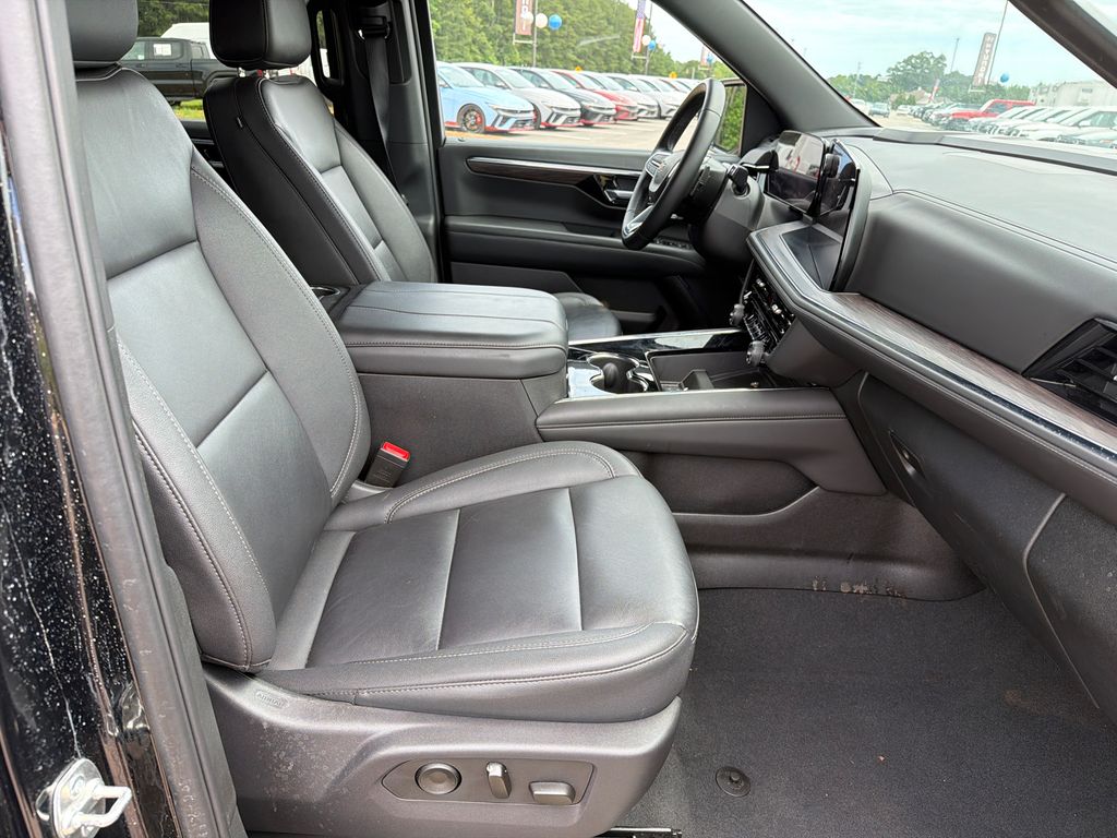 Used 2025 Black Chevrolet LT image 13