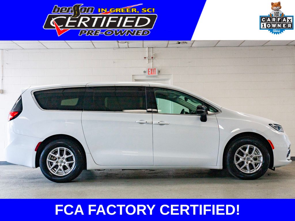 Bright White Clearcoat 2024 Chrysler Pacifica Minivan Front-Wheel Drive 9-Speed Automatic