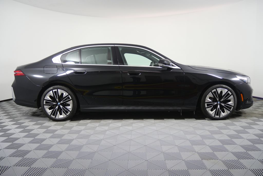 Thumbnail: 2025 BMW 5 Series - 2