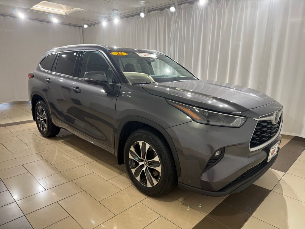 2022 Toyota Highlander XLE 8