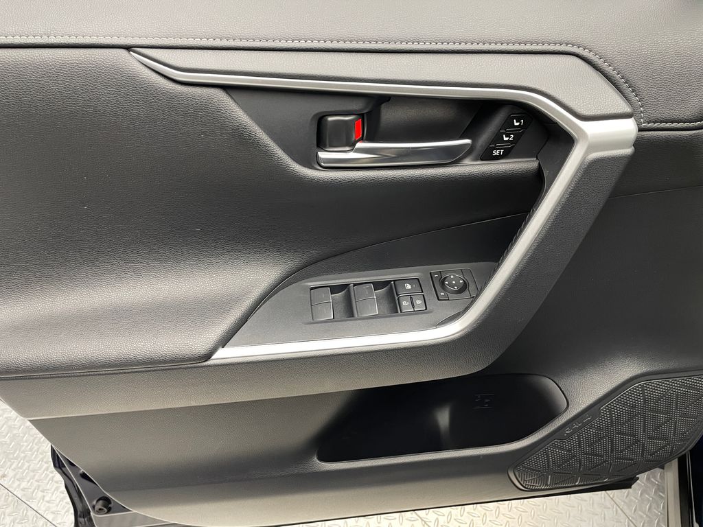 Thumbnail: 2022 Toyota RAV4 - 9