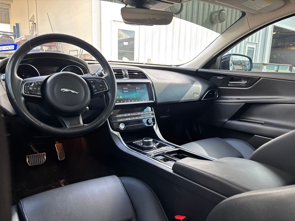 2019 Jaguar XE 25t Premium - 11
