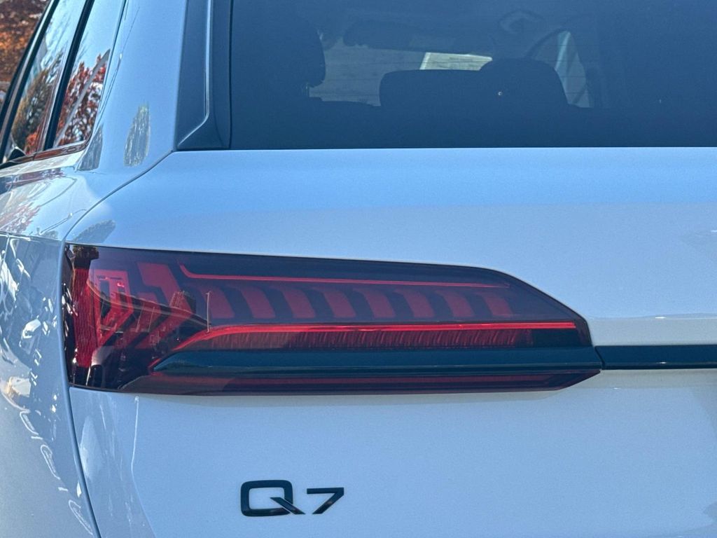Thumbnail: 2023 Audi Q7 - 10