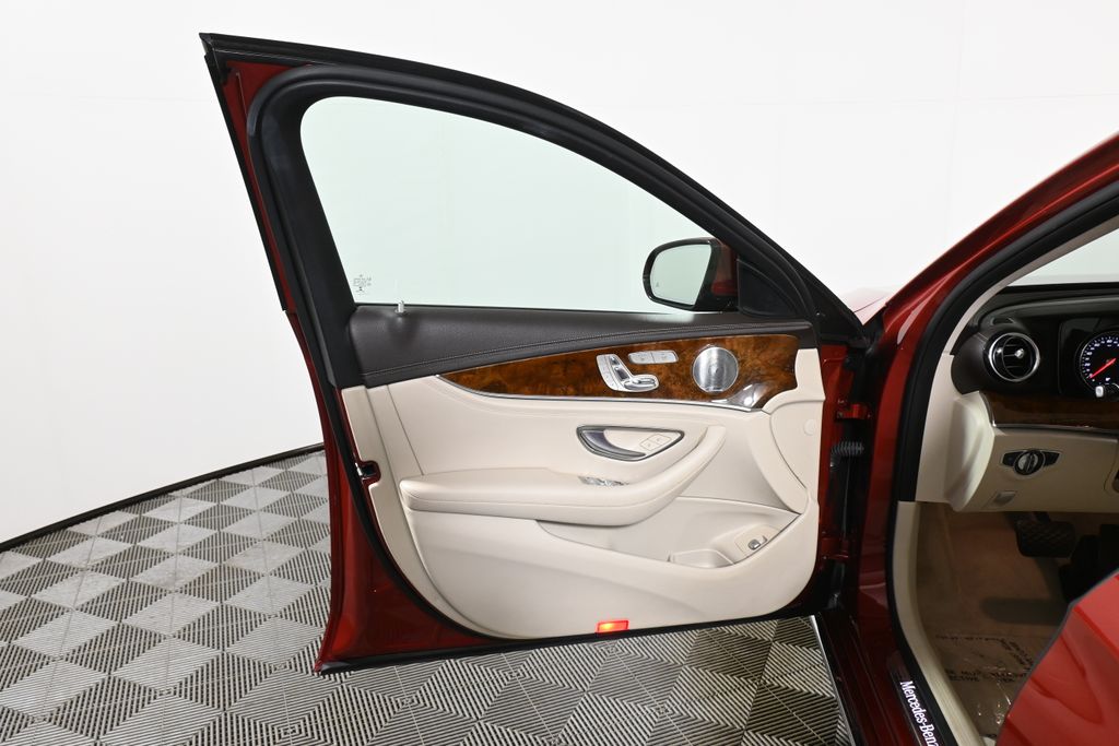 Thumbnail: 2018 Mercedes-Benz E-Class - 29