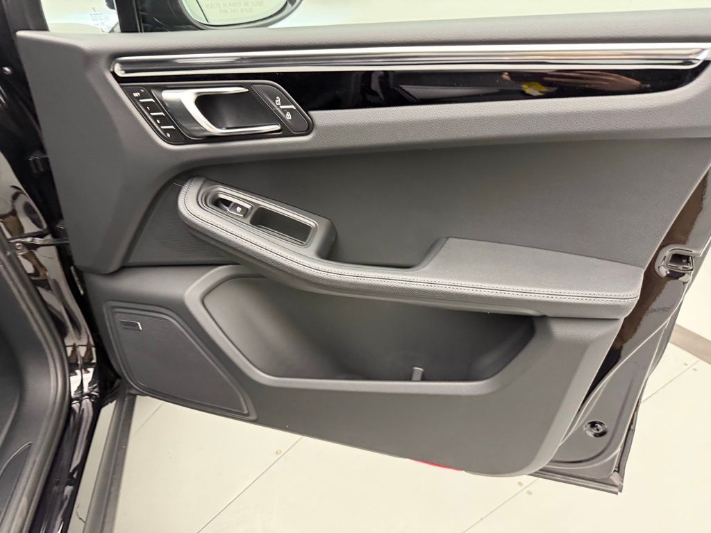 Thumbnail: 2026 Porsche Macan - 31