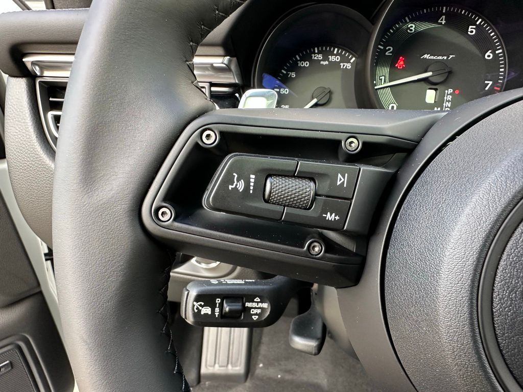 Thumbnail: 2026 Porsche Macan - 18