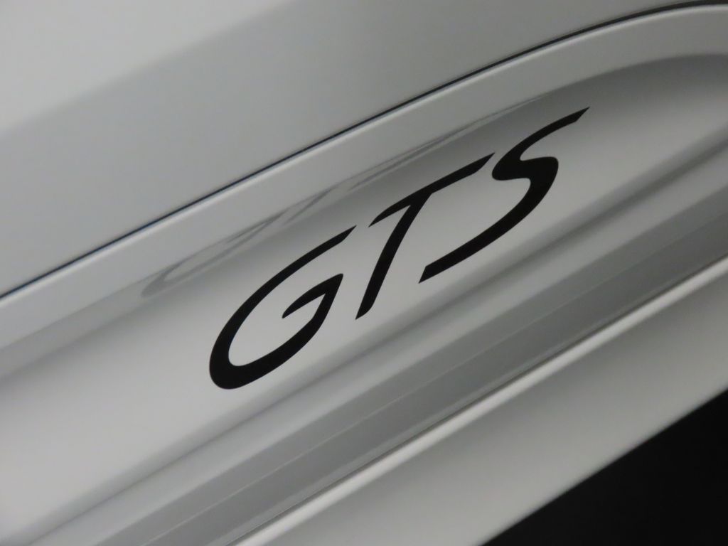Thumbnail: 2026 Porsche Macan - 14
