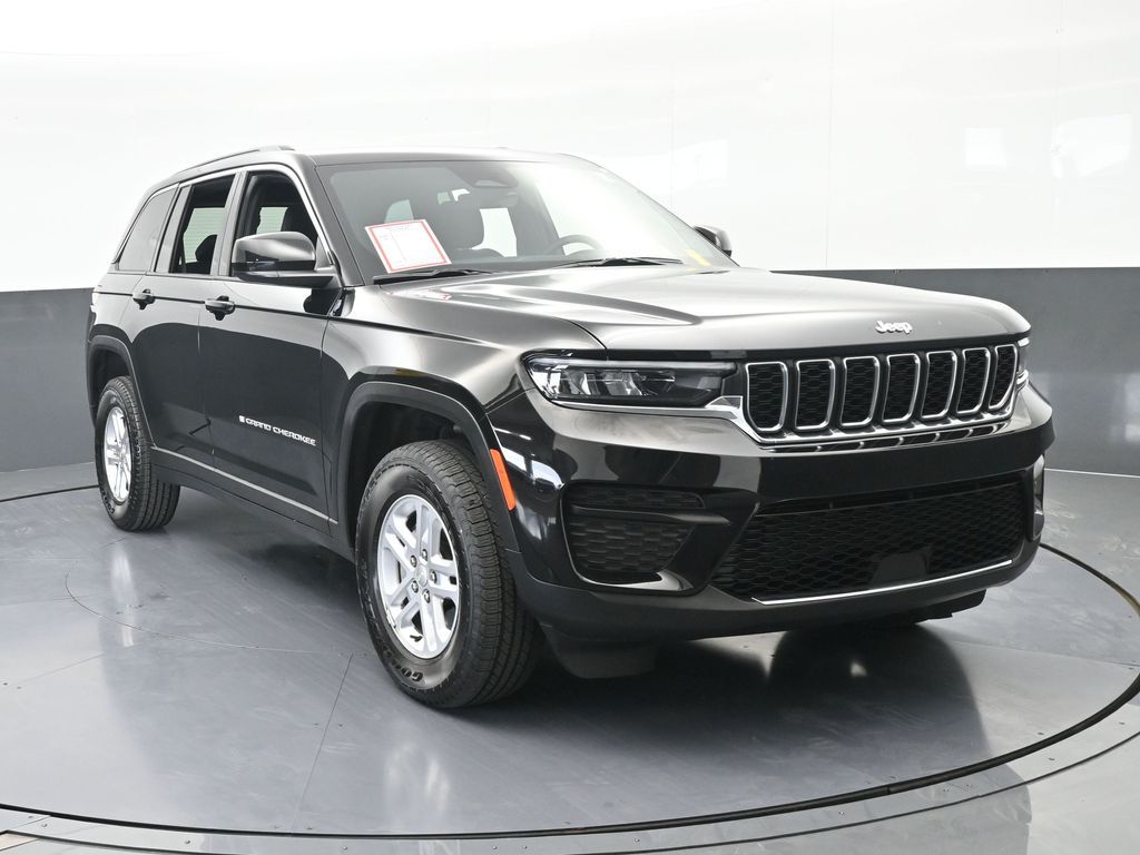 Used 2025 Diamond Black Crystal Pearlcoat Jeep Laredo image 9
