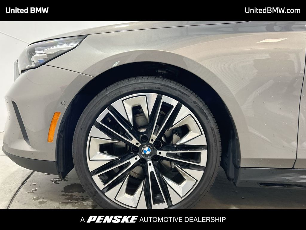 Thumbnail: 2025 BMW 5 Series - 10