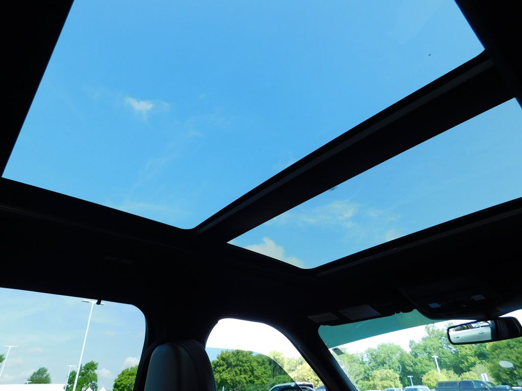 Thumbnail: 2022 Ford Explorer - 6