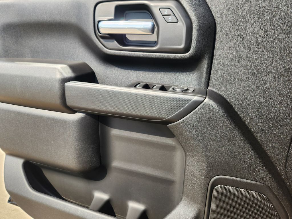 2025 Chevrolet Silverado 2500HD Custom photo 15