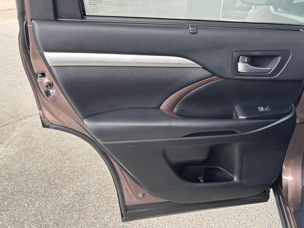 Thumbnail: 2019 Toyota Highlander - 30