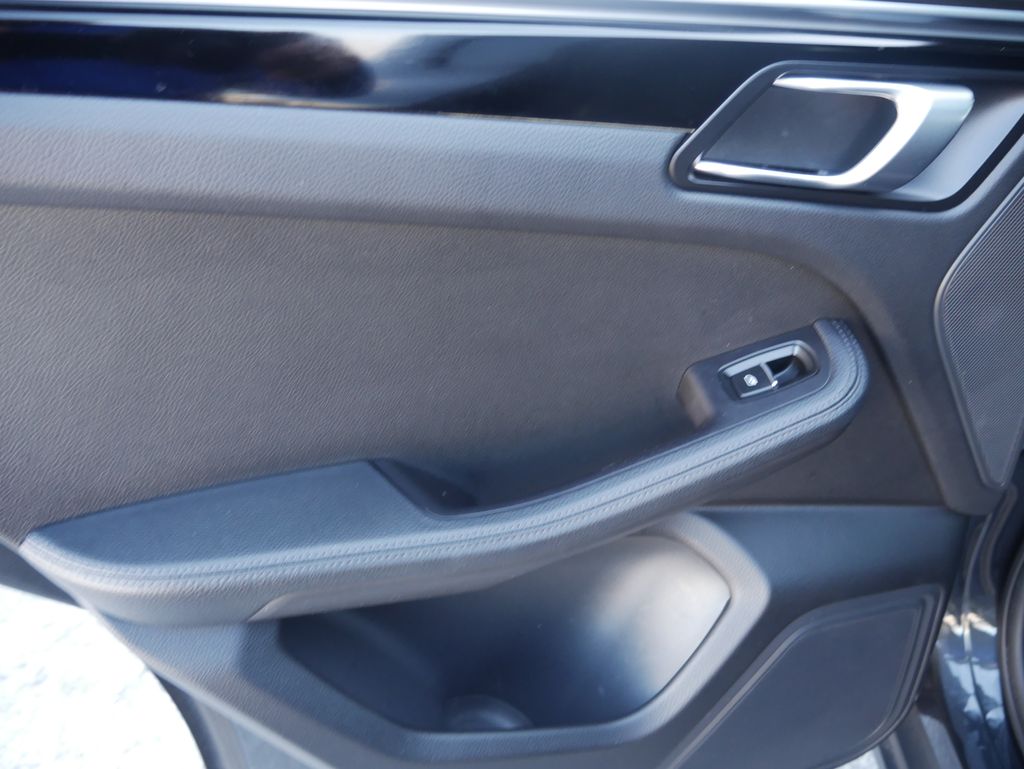 Thumbnail: 2020 Porsche Macan - 20