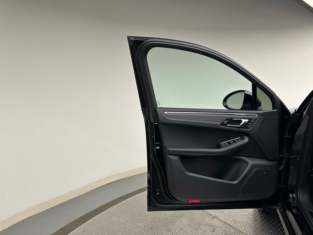 Thumbnail: 2024 Porsche Macan - 9