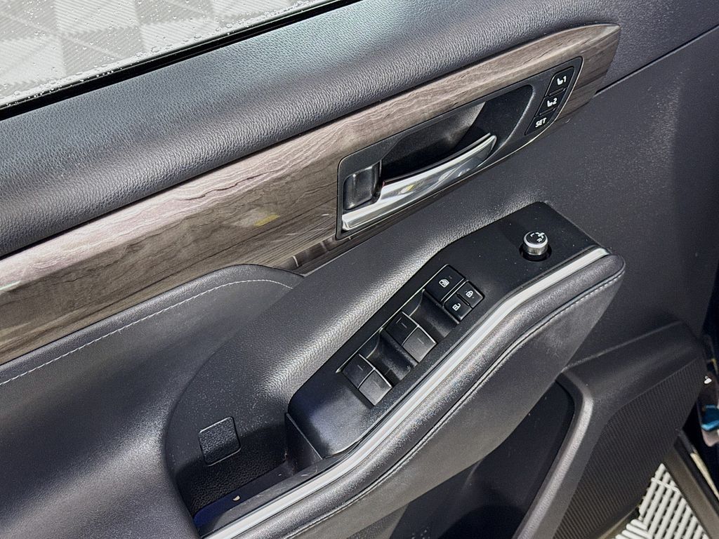 Thumbnail: 2020 Toyota Highlander - 18