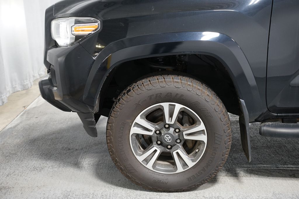 Thumbnail: 2019 Toyota Tacoma - 5